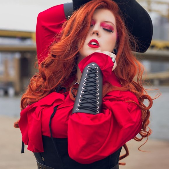 Meet your Posher, Captain Satine - Picture 2 of 2